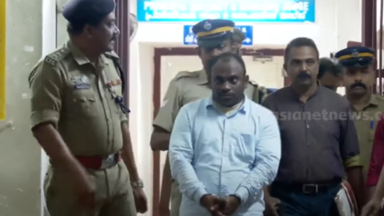 ഭിന്നശേഷിക്കാരിയെ പീഡിപ്പിച്ചു, ജാമ്യത്തിലിറങ്ങി വിദേശത്തേക്ക് മുങ്ങി; പ്രതി 12 വർഷത്തിന് ശേഷം പിടിയിൽ ഭിന്നശേഷിക്കാരിയെ പീഡിപ്പിച്ചു, ജാമ്യത്തിലിറങ്ങി വിദേശത്തേക്ക് മുങ്ങി; പ്രതി 12 വർഷത്തിന് ശേഷം പിടിയിൽ