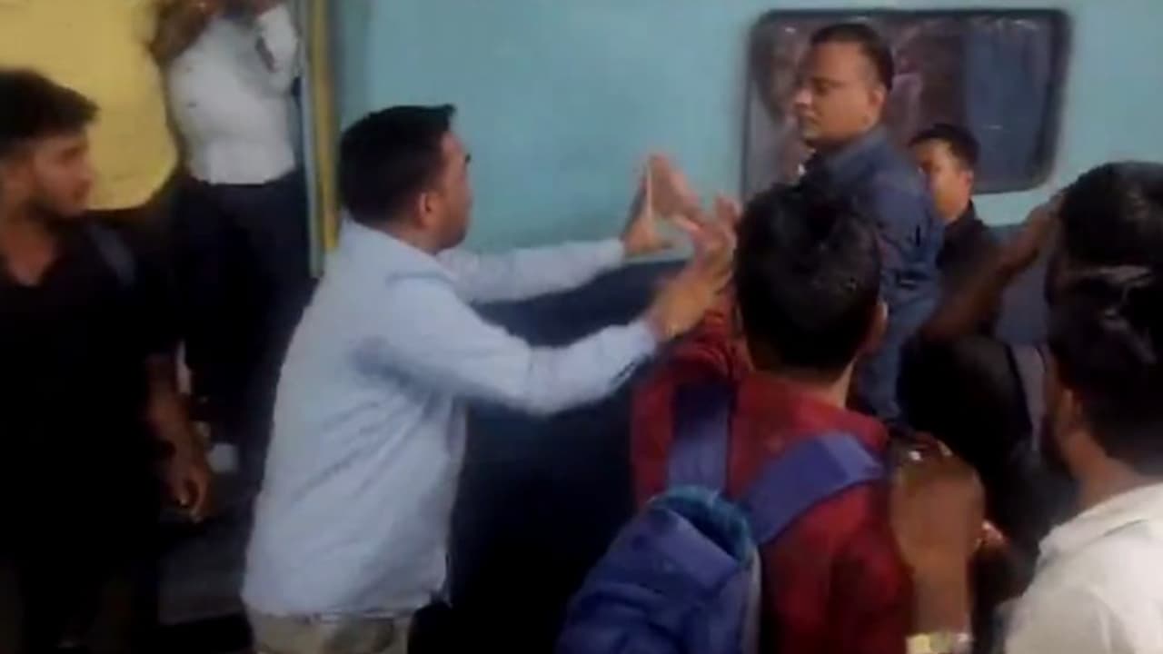 CRPF jawan confronts wife, alleged lover at Patna junction; viral video captures heated altercation (WATCH)