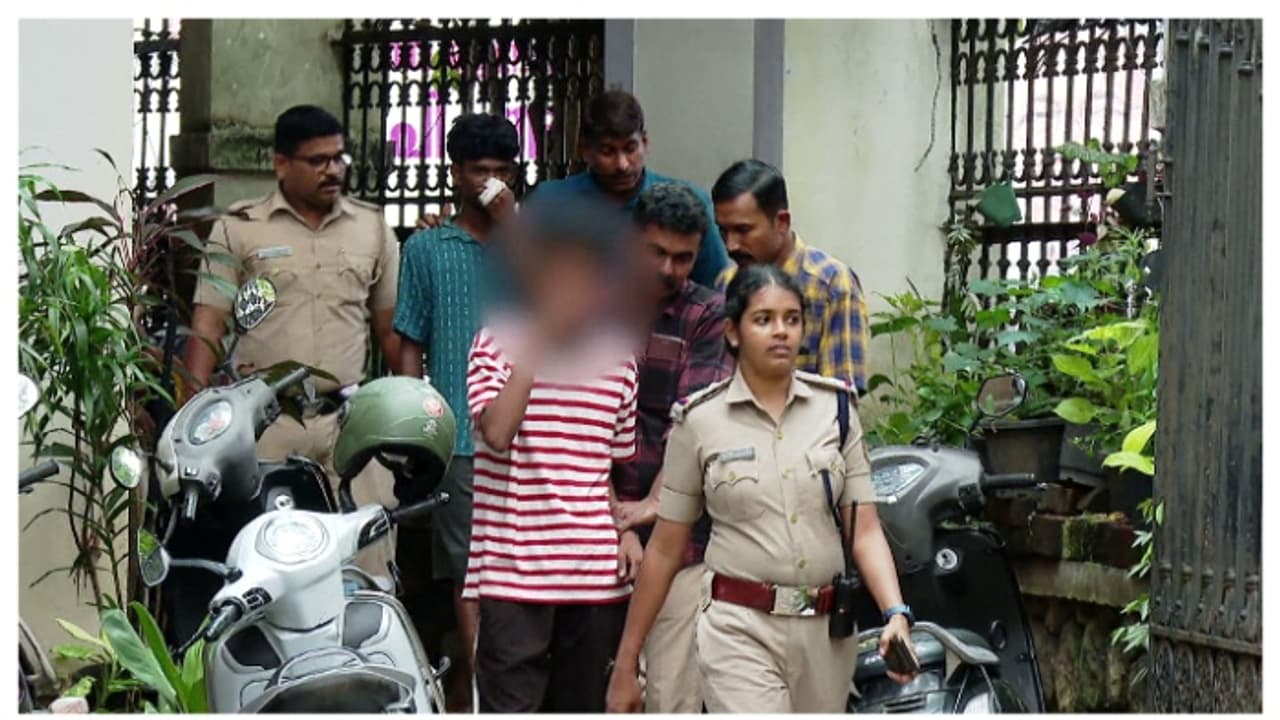 സ്കൂട്ടറിന്റെ മുൻഭാഗം പൊട്ടിച്ച് സ്റ്റാർട്ടാക്കും, നമ്പർ പ്ലേറ്റ് മാറ്റും; 5 അംഗ മോഷണസംഘം പിടിയില് സ്കൂട്ടറിന്റെ മുൻഭാഗം പൊട്ടിച്ച് സ്റ്റാർട്ടാക്കും, നമ്പർ പ്ലേറ്റ് മാറ്റും; 5 അംഗ മോഷണസംഘം പിടിയില്