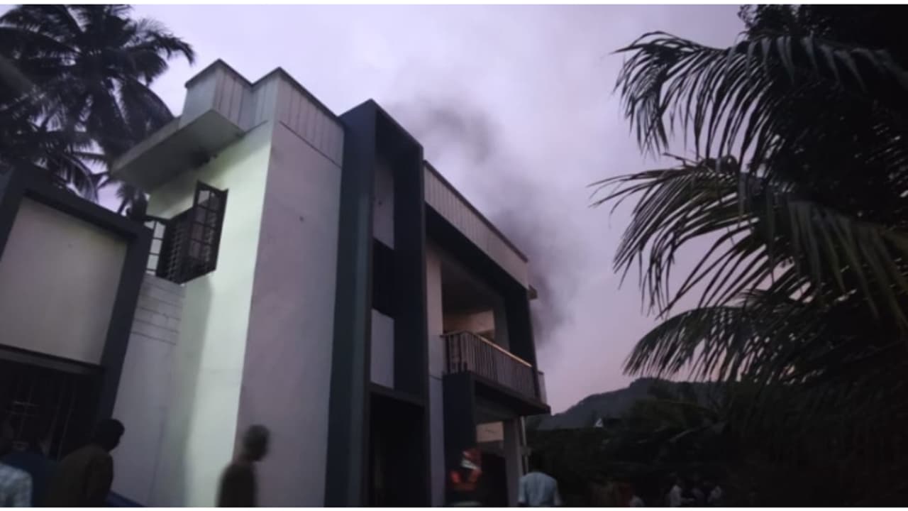 ആദ്യം സ്റ്റെബിലൈസർ കത്തി, പിന്നാലെ വൻ പുക! കാംകോ ജംഗ്ഷനിലെ വീട്ടിലടിച്ച ഇടിമിന്നലിൽ പരിഭ്രാന്തരായി നാട്ടുകാരും ആദ്യം സ്റ്റെബിലൈസർ കത്തി, പിന്നാലെ വൻ പുക! കാംകോ ജംഗ്ഷനിലെ വീട്ടിലടിച്ച ഇടിമിന്നലിൽ പരിഭ്രാന്തരായി നാട്ടുകാരും