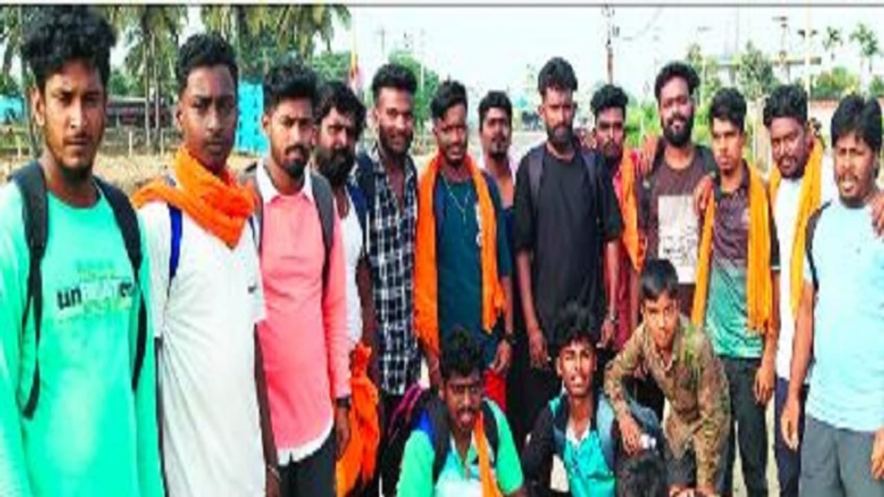 ಚಾಮರಾಜನಗರ: ಮಾದಪ್ಪನ ಬೆಟ್ಟಕ್ಕೆ ಮದುವೆಗೆ ಹೆಣ್ಣು ಸಿಗಲಿ ಎಂದು ಬ್ರಹ್ಮಚಾರಿಗಳ ಪಾದಯಾತ್ರೆ! ಚಾಮರಾಜನಗರ: ಮಾದಪ್ಪನ ಬೆಟ್ಟಕ್ಕೆ ಮದುವೆಗೆ ಹೆಣ್ಣು ಸಿಗಲಿ ಎಂದು ಬ್ರಹ್ಮಚಾರಿಗಳ ಪಾದಯಾತ್ರೆ!