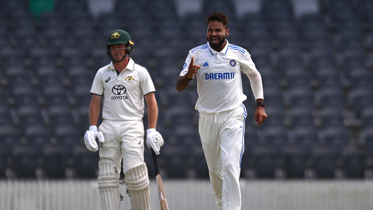 തിരിച്ചടിച്ച് ഇന്ത്യൻ യുവനിര, മുകേഷ് കുമാറിന് 6 വിക്കറ്റ്; ഓസ്ട്രേലിയ എയെ എറിഞ്ഞിട്ടു തിരിച്ചടിച്ച് ഇന്ത്യൻ യുവനിര, മുകേഷ് കുമാറിന് 6 വിക്കറ്റ്; ഓസ്ട്രേലിയ എയെ എറിഞ്ഞിട്ടു