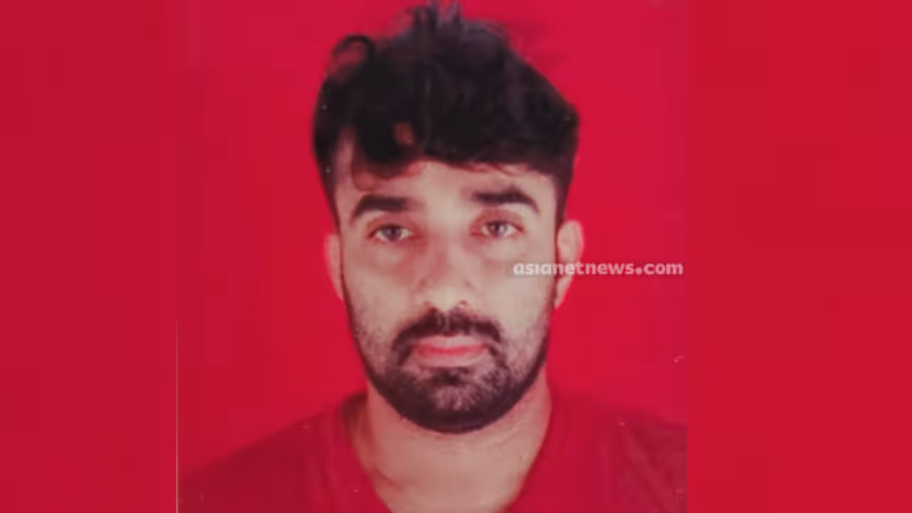 സസ്പെൻഷനിലായ യുപി സ്കൂൾ അധ്യാപകൻ്റെ വീട്ടിൽ പരിശോധന, പിന്നാലെ അറസ്റ്റ്; പിടികൂടിയത് വൻ കള്ളനോട്ട് ശേഖരം സസ്പെൻഷനിലായ യുപി സ്കൂൾ അധ്യാപകൻ്റെ വീട്ടിൽ പരിശോധന, പിന്നാലെ അറസ്റ്റ്; പിടികൂടിയത് വൻ കള്ളനോട്ട് ശേഖരം