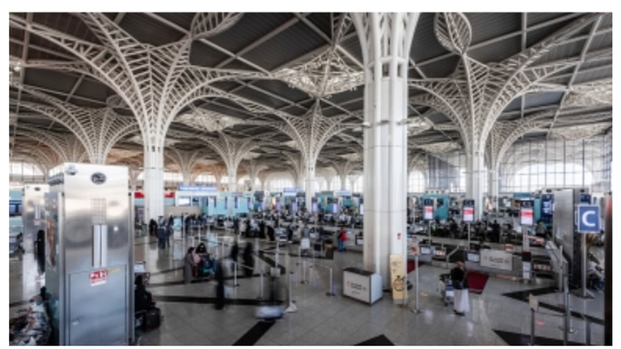 വിമാനത്തിൽ നിന്ന് ഇറങ്ങുന്നതിനിടെ സ്റ്റെപ്പ് ലാഡറില്‍ നിന്ന് വഴുതിവീണ് യാത്രക്കാരി മരിച്ചു