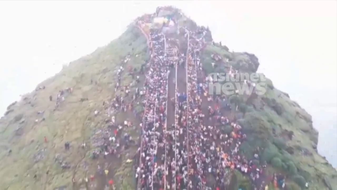 കർണാടകത്തിൽ ക്ഷേത്രത്തിൽ അപകടം; മലമുകളിലേക്ക് കയറിയവർ വഴുതി താഴേക്ക് വീണു, നിരവധി തീർത്ഥാടക‍ർക്ക് പരിക്ക്