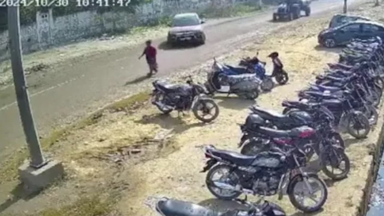 17 വയസുകാരൻ ഓടിച്ച കാറിടിച്ച് യുവതി മരിച്ചു; പിന്നാലെ ഡ്രൈവർ വാഹനത്തിൽ നിന്ന് ഇറങ്ങിയോടി 17 വയസുകാരൻ ഓടിച്ച കാറിടിച്ച് യുവതി മരിച്ചു; പിന്നാലെ ഡ്രൈവർ വാഹനത്തിൽ നിന്ന് ഇറങ്ങിയോടി