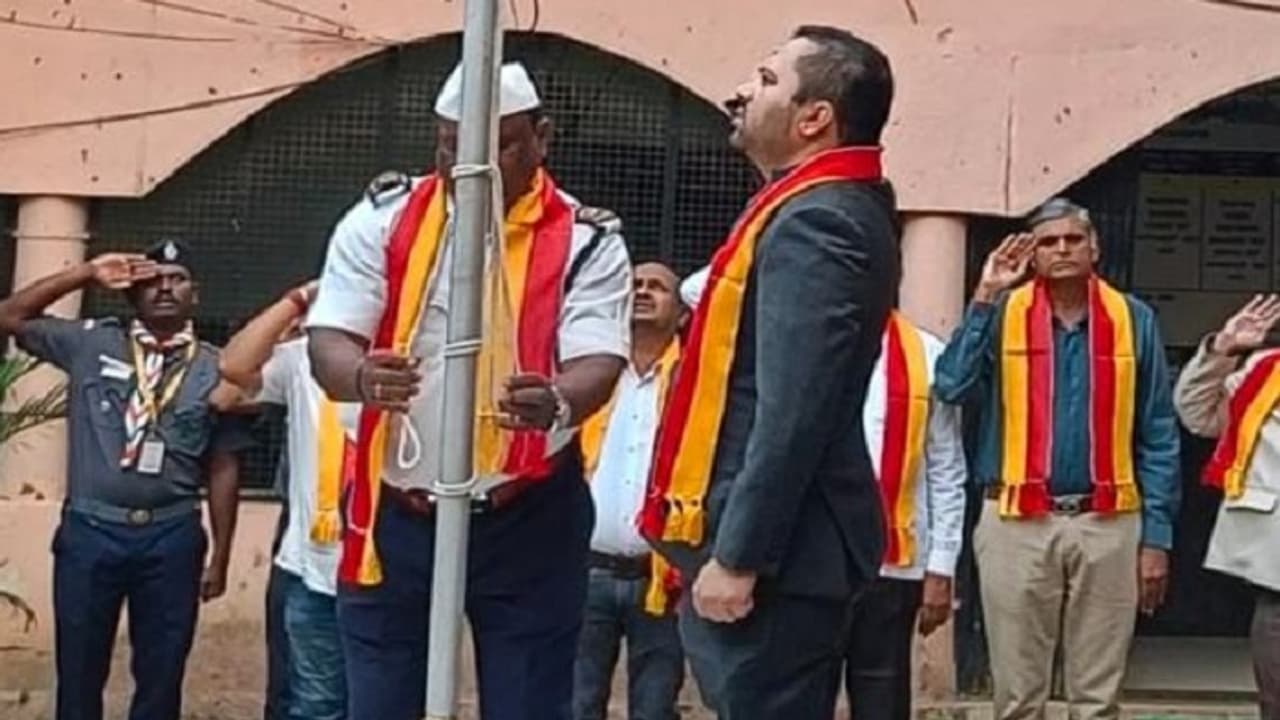 ಬೀದರ್: ಕನ್ನಡ ರಾಜ್ಯೋತ್ಸವದ ವೇಳೆ ರಾಷ್ಟ್ರಧ್ವಜಕ್ಕೆ ಅವಮಾನ ಮಾಡಿದ ಜಿಪಂ ಸಿಇಒ ಗಿರೀಶ ಬದೋಲೆ! ಬೀದರ್: ಕನ್ನಡ ರಾಜ್ಯೋತ್ಸವದ ವೇಳೆ ರಾಷ್ಟ್ರಧ್ವಜಕ್ಕೆ ಅವಮಾನ ಮಾಡಿದ ಜಿಪಂ ಸಿಇಒ ಗಿರೀಶ ಬದೋಲೆ!
