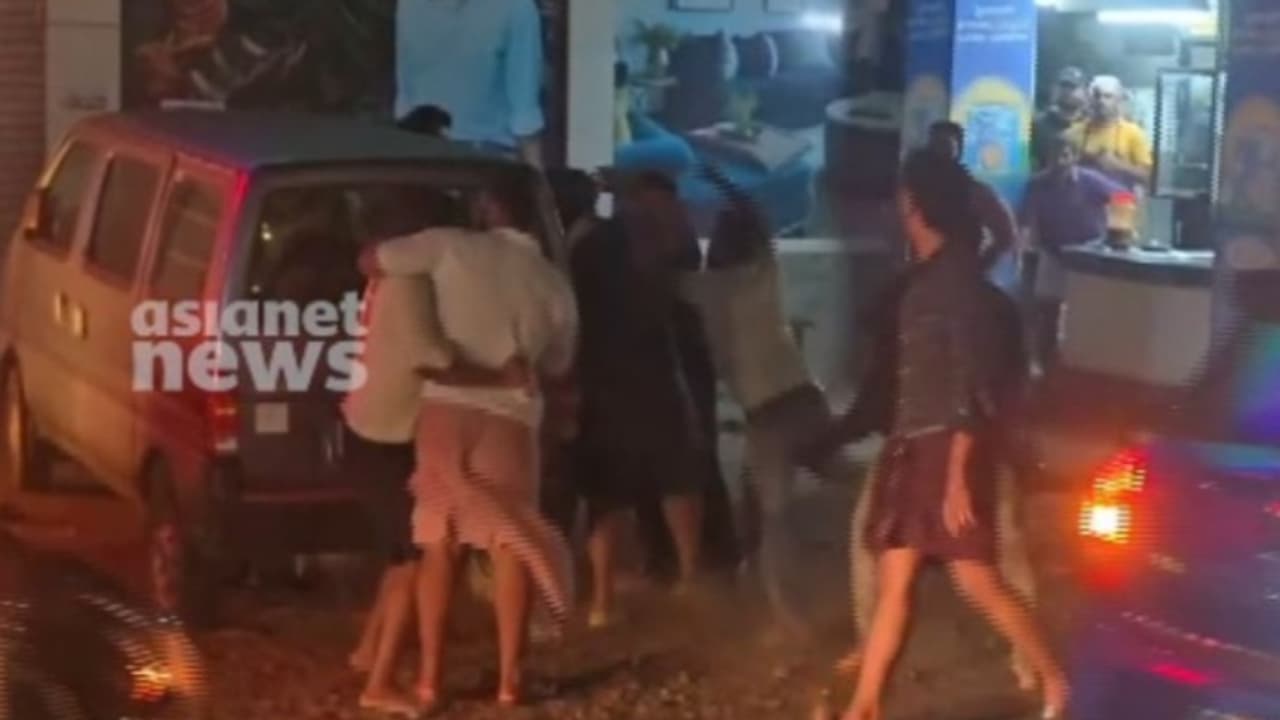 സൂപ്പർ മാർക്കറ്റിന് മുന്നിൽ മൂത്രമൊഴിച്ചതിനെച്ചൊല്ലി തർക്കം; പള്ളിപ്പെരുന്നാളിനെത്തിയ കുടുംബത്തിന് നേരെ ആകമണം സൂപ്പർ മാർക്കറ്റിന് മുന്നിൽ മൂത്രമൊഴിച്ചതിനെച്ചൊല്ലി തർക്കം; പള്ളിപ്പെരുന്നാളിനെത്തിയ കുടുംബത്തിന് നേരെ ആകമണം