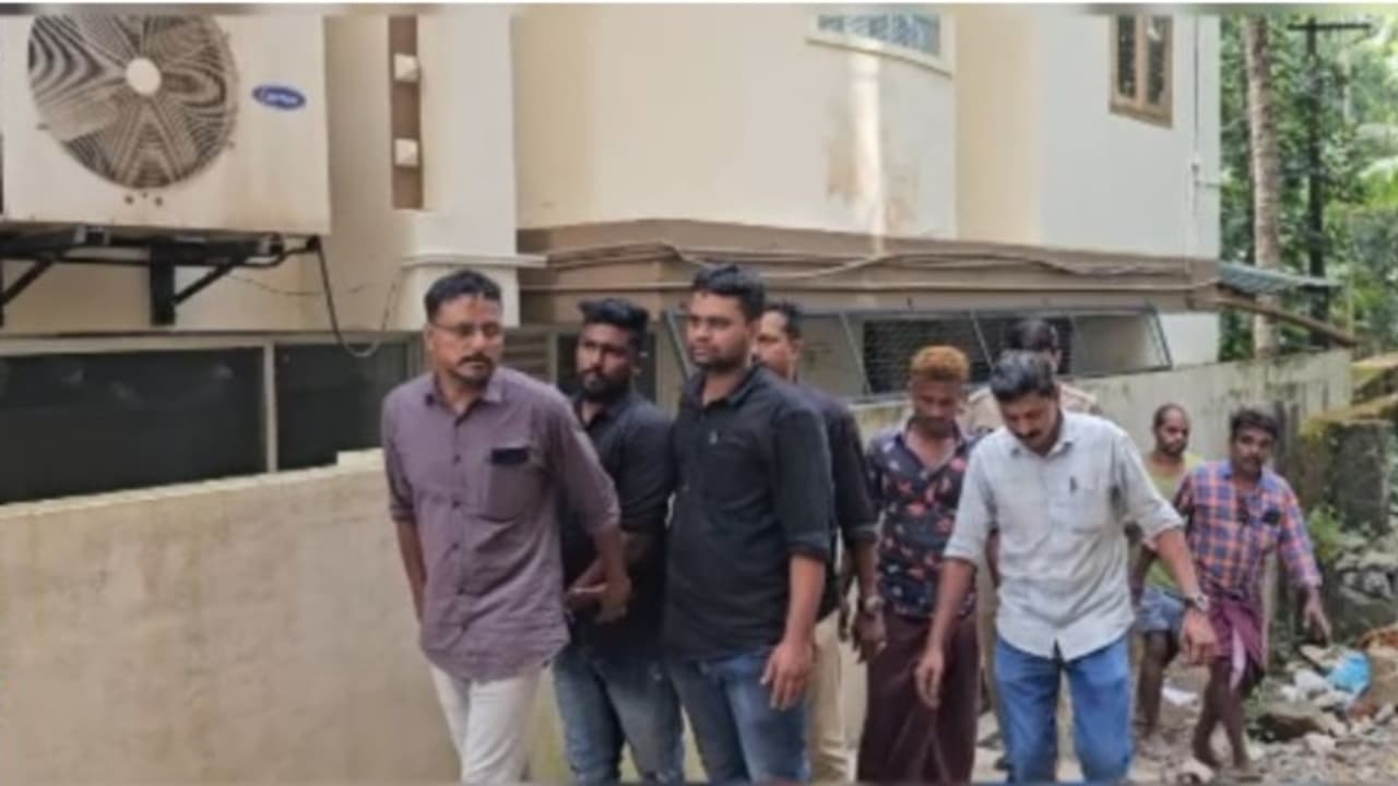 എല്ലാം ആർഭാട ജീവിതത്തിന് വേണ്ടി; രഹസ്യ വിവരം കിട്ടി രാവിലെ വീട്ടിൽ പൊലീസെത്തി, കട്ടിലിനടിയിൽ 100 ഗ്രാം എംഡിഎംഎ എല്ലാം ആർഭാട ജീവിതത്തിന് വേണ്ടി; രഹസ്യ വിവരം കിട്ടി രാവിലെ വീട്ടിൽ പൊലീസെത്തി, കട്ടിലിനടിയിൽ 100 ഗ്രാം എംഡിഎംഎ