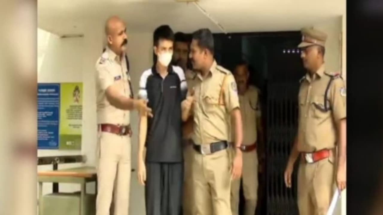 'വെറുതെയിരുന്ന് ലൈക്കും ഷെയറും ചെയ്താൽ പണം, കിട്ടിയത് പിന്നെ ഇരട്ടിക്കും'; ലക്ഷങ്ങൾ തട്ടിയ യുവാക്കൾ പിടിയിൽ 'വെറുതെയിരുന്ന് ലൈക്കും ഷെയറും ചെയ്താൽ പണം, കിട്ടിയത് പിന്നെ ഇരട്ടിക്കും'; ലക്ഷങ്ങൾ തട്ടിയ യുവാക്കൾ പിടിയിൽ