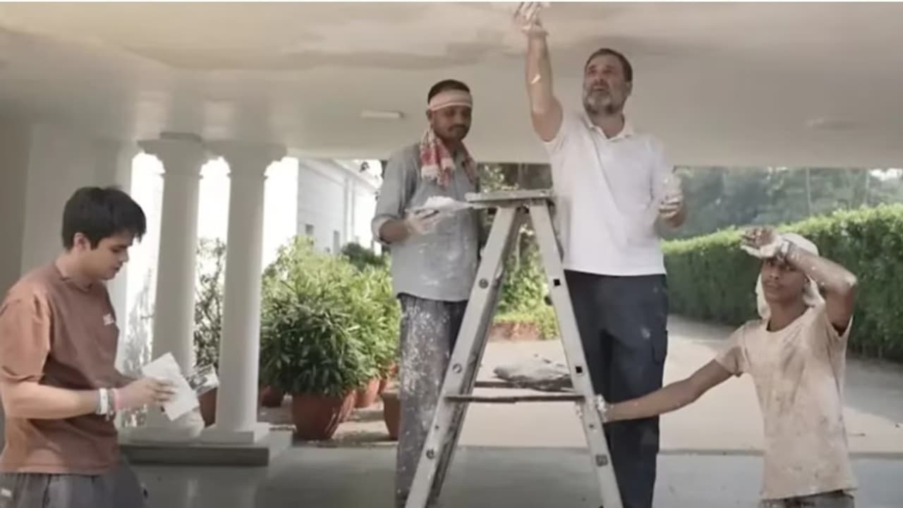 രാജ്യം ദീപാവലി ആഘോഷിച്ചപ്പോള് അനന്തരവനെയും കൂട്ടി പെയിന്റിങ് തൊഴിലാളികൾപ്പം പണിയെടുത്ത് രാഹുൽ ഗാന്ധി രാജ്യം ദീപാവലി ആഘോഷിച്ചപ്പോള് അനന്തരവനെയും കൂട്ടി പെയിന്റിങ് തൊഴിലാളികൾപ്പം പണിയെടുത്ത് രാഹുൽ ഗാന്ധി