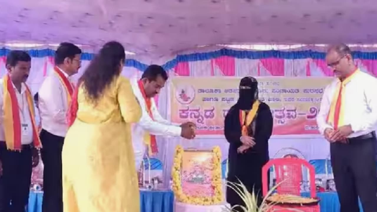 ಕನ್ನಡ ರಾಜ್ಯೋತ್ಸವ ಕಾರ್ಯಕ್ರಮದಲ್ಲಿ ಪುಷ್ಪನಮನ ಸಲ್ಲಿಸದ ಜಾಲಿ ಪಟ್ಟಣ ಪಂಚಾಯಿತಿ ಅಧ್ಯಕ್ಷೆ!