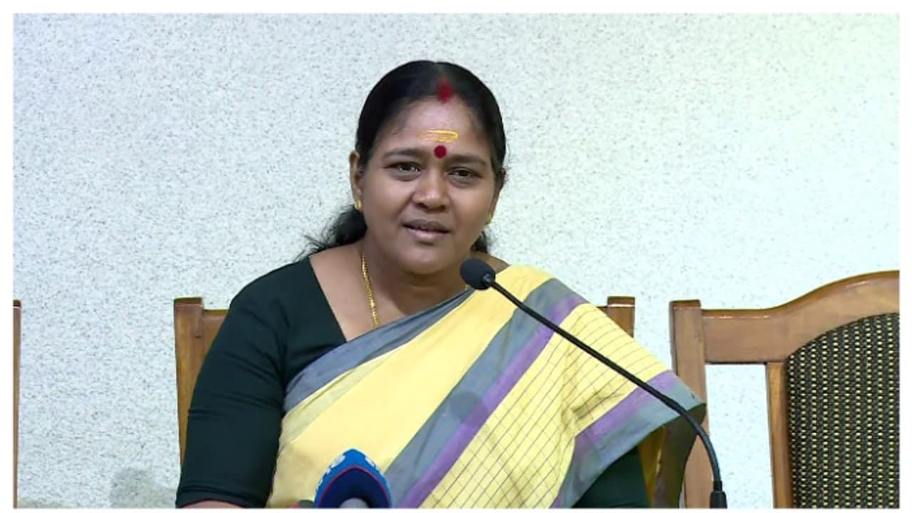 പാർട്ടി സംസ്ഥാന അധ്യക്ഷൻ മികച്ച രീതിയിൽ പ്രവർത്തിക്കുന്നു, നിലവിലെ നേതൃത്വം തന്നെ തുടരുമെന്ന് ശോഭ സുരേന്ദ്രൻ പാർട്ടി സംസ്ഥാന അധ്യക്ഷൻ മികച്ച രീതിയിൽ പ്രവർത്തിക്കുന്നു, നിലവിലെ നേതൃത്വം തന്നെ തുടരുമെന്ന് ശോഭ സുരേന്ദ്രൻ