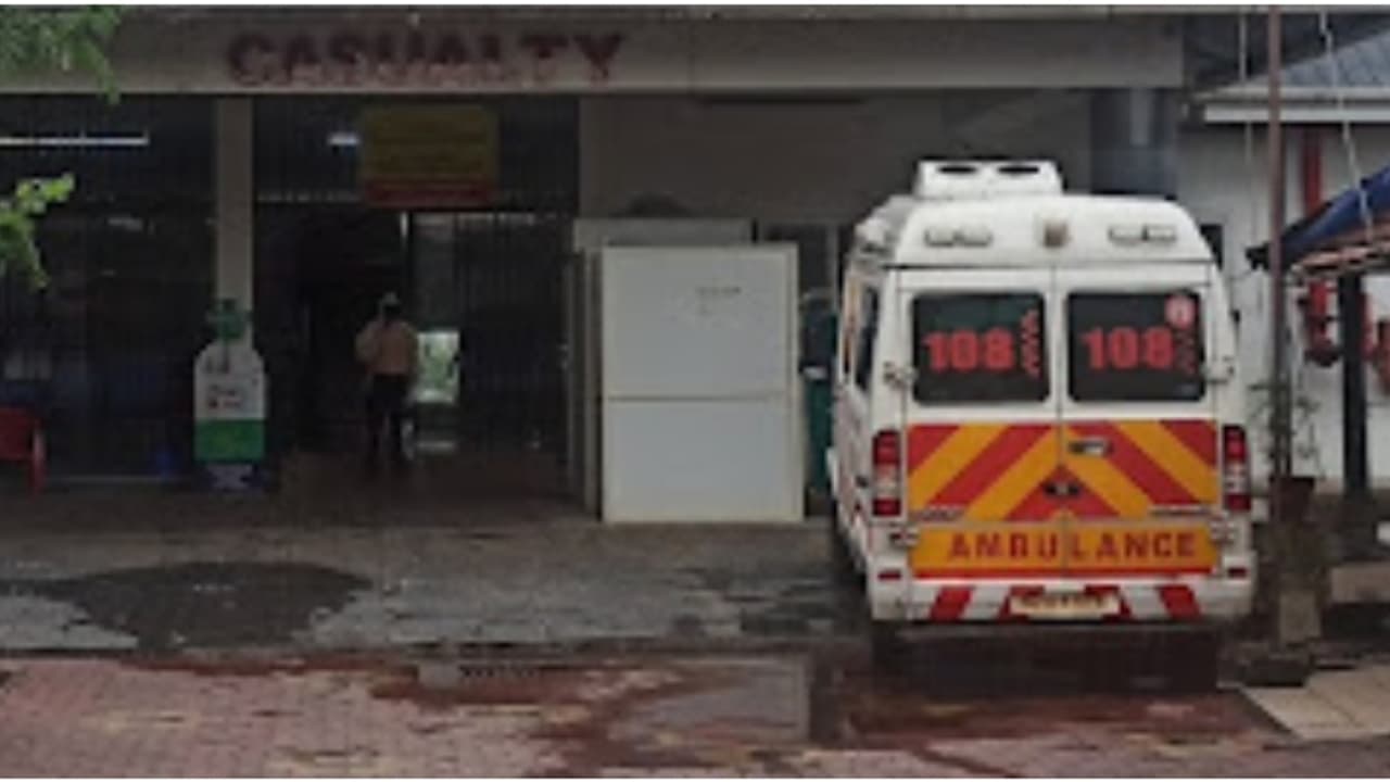 ​ഗുരുതര അണുബാധയുള്ള 19കാരിയ്ക്ക് ആംബുലൻസ് ലഭ്യമാക്കിയില്ല; ഡോക്ട‍ർ മോശമായി പെരുമാറിയെന്ന് കുടുംബം