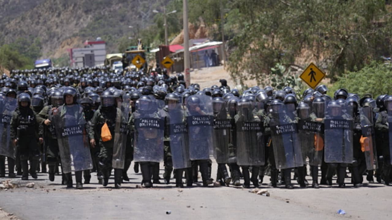 നഗരഹൃദയത്തിലെ സൈനിക കേന്ദ്രം പിടിച്ചെടുത്ത് ആയുധധാരികൾ, ബൊളീവിയയിൽ സൈനികരെ ബന്ദികളാക്കി നഗരഹൃദയത്തിലെ സൈനിക കേന്ദ്രം പിടിച്ചെടുത്ത് ആയുധധാരികൾ, ബൊളീവിയയിൽ സൈനികരെ ബന്ദികളാക്കി