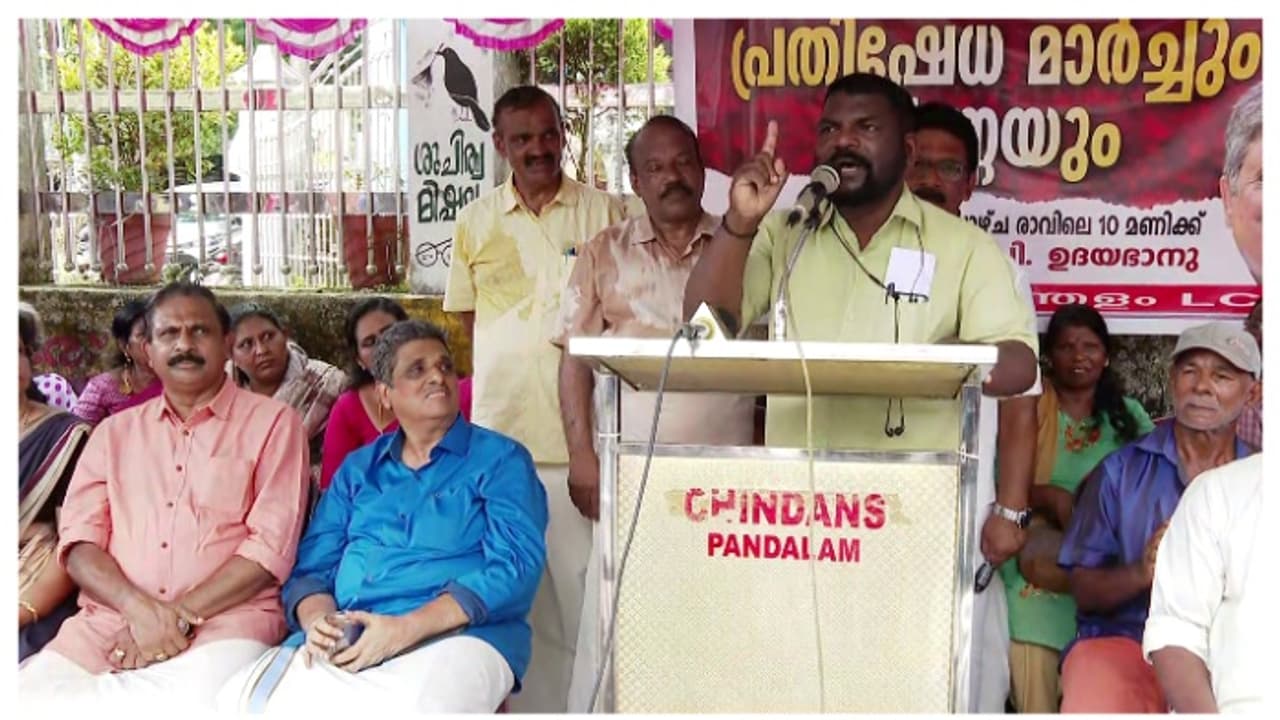 സിപിഎം പ്രതിഷേധ പരിപാടിയിൽ പങ്കെടുത്ത് പന്തളം ന​ഗരസഭയിലെ ബിജെപി കൗൺസിലർ