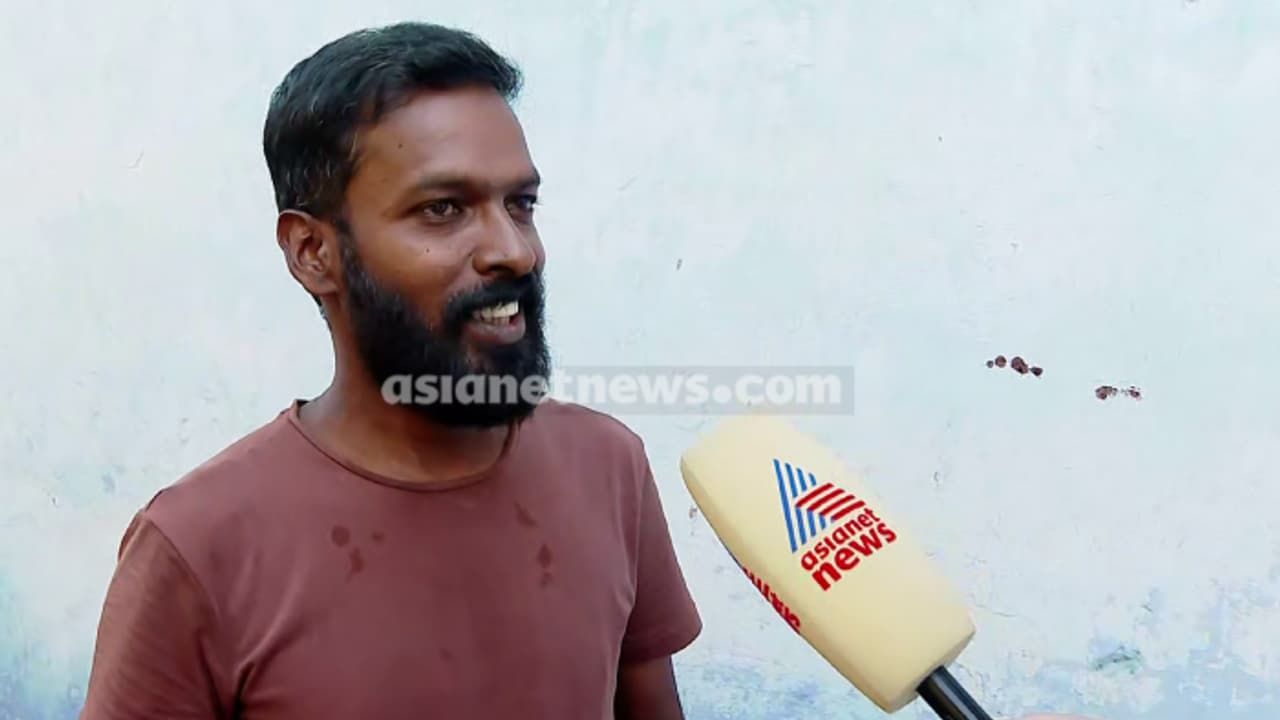 പാലക്കാട് ഓട്ടോറിക്ഷാ ചിഹ്നത്തിൽ മത്സരിക്കുന്ന സ്വതന്ത്രനും കോൺഗ്രസ് നേതാവ്; 'പത്രിക പിൻവലിക്കാൻ മറന്നുപോയി' പാലക്കാട് ഓട്ടോറിക്ഷാ ചിഹ്നത്തിൽ മത്സരിക്കുന്ന സ്വതന്ത്രനും കോൺഗ്രസ് നേതാവ്; 'പത്രിക പിൻവലിക്കാൻ മറന്നുപോയി'