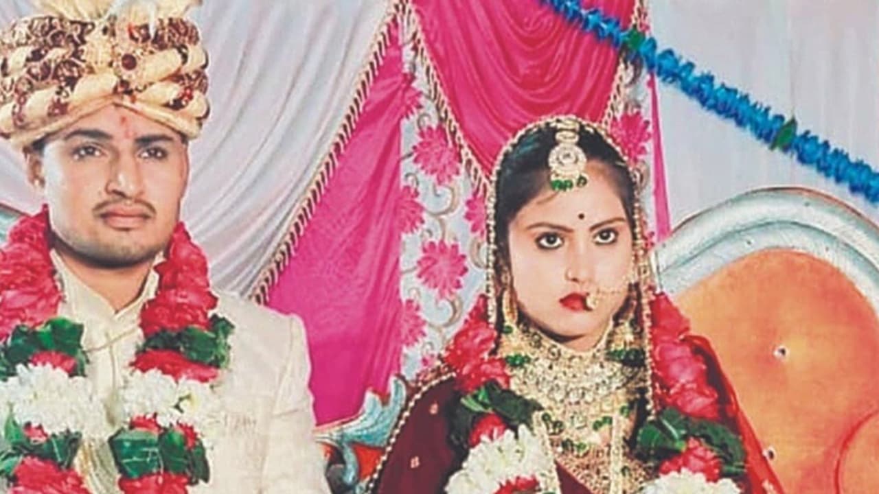 ക്ഷേത്രത്തിന് സമീപം നിർത്തിയിട്ട കാറിൽ നവദമ്പതികൾ മരിച്ച നിലയിൽ, കൊലക്ക് പിന്നിൽ വരന്‍റെ അമ്മ, സംഭവമിങ്ങനെ...