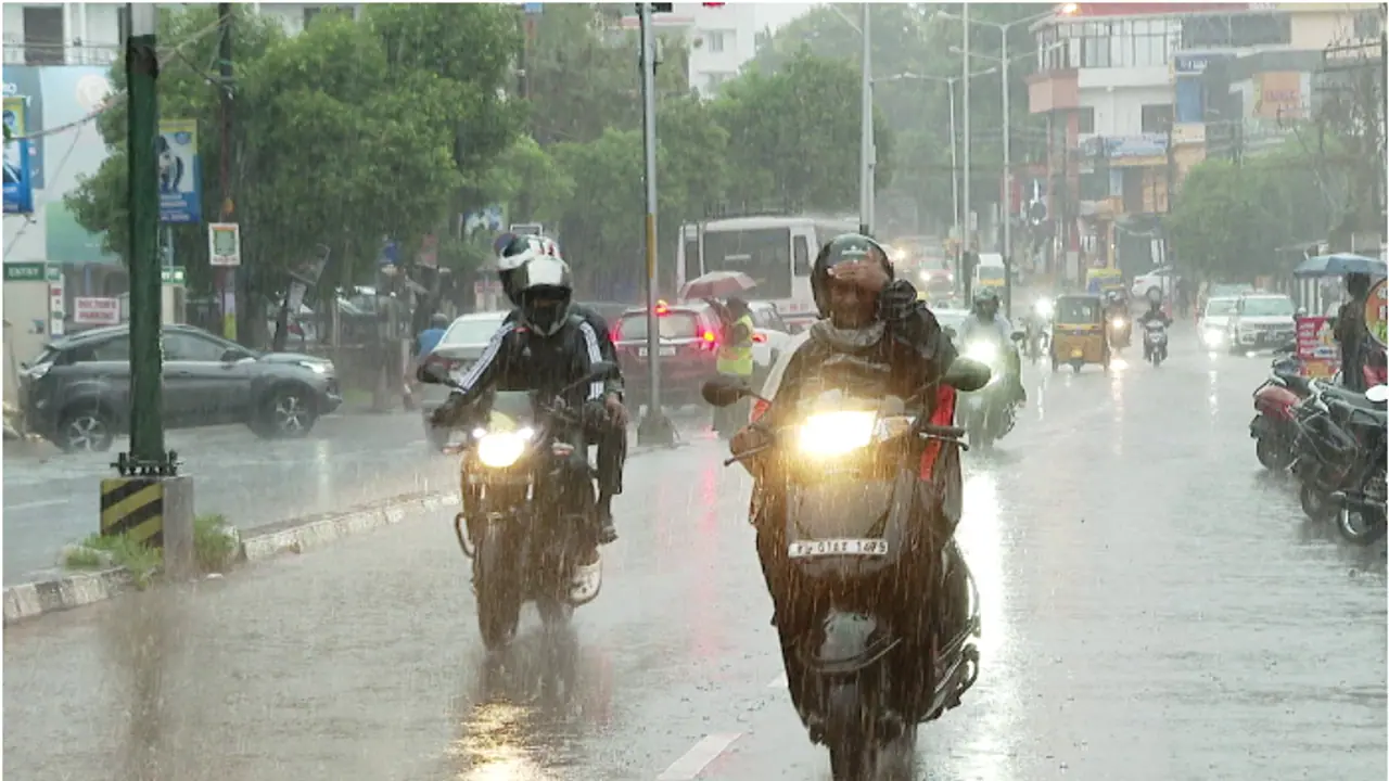കാറ്റിന് 40 കി.മീ വേഗത, ഒപ്പം ഇടിമിന്നലും; ശക്തമായ മഴ വീണ്ടും; സംസ്ഥാനത്തെ ജില്ലകളിൽ മുന്നറിയിപ്പ് പുതുക്കി