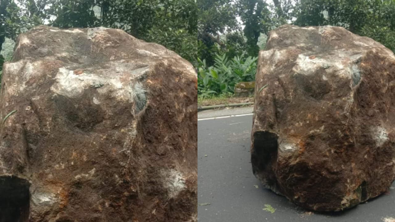 ഈരാറ്റുപേട്ട വാഗമൺ റോഡിൽ കൂറ്റൻ പാറക്കല്ല് റോഡിലേയ്ക്ക് പതിച്ചു; ഇടുക്കിയിൽ കനത്ത മഴ, ഓറഞ്ച് അലേർട്ട് ഈരാറ്റുപേട്ട വാഗമൺ റോഡിൽ കൂറ്റൻ പാറക്കല്ല് റോഡിലേയ്ക്ക് പതിച്ചു; ഇടുക്കിയിൽ കനത്ത മഴ, ഓറഞ്ച് അലേർട്ട്