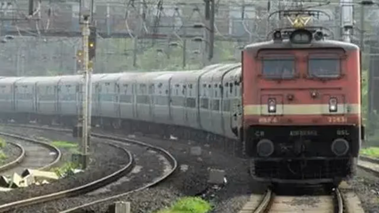 ആലുവയിൽ റെയിൽവേ ട്രാക്കിൽ 2 മൃതദ്ദേഹങ്ങൾ, ഒരാളെ തിരിച്ചറിഞ്ഞില്ല ആലുവയിൽ റെയിൽവേ ട്രാക്കിൽ 2 മൃതദ്ദേഹങ്ങൾ, ഒരാളെ തിരിച്ചറിഞ്ഞില്ല