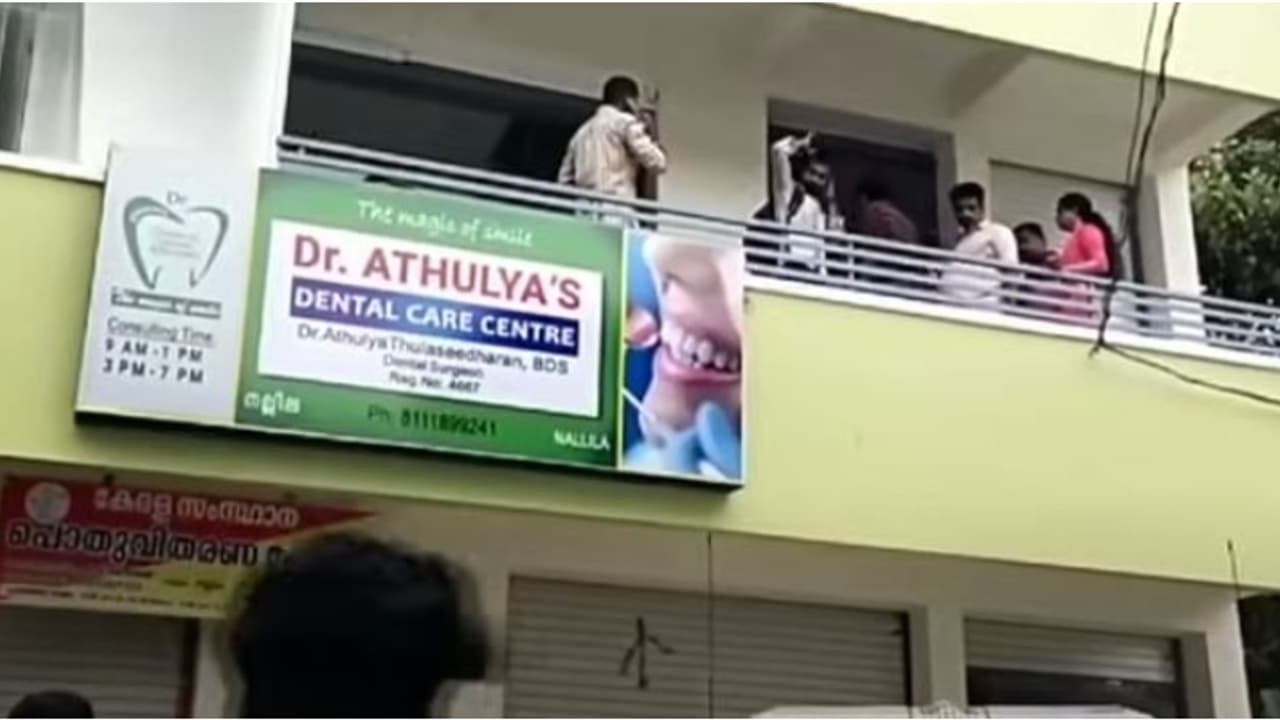 കൊല്ലത്ത് യുവതിയെ പെട്രോളൊഴിച്ച് തീ കൊളുത്തി ജീവനൊടുക്കാൻ യുവാവിന്റെ ശ്രമം, ഇരുവർക്കും ഗുരുതര പരിക്ക് കൊല്ലത്ത് യുവതിയെ പെട്രോളൊഴിച്ച് തീ കൊളുത്തി ജീവനൊടുക്കാൻ യുവാവിന്റെ ശ്രമം, ഇരുവർക്കും ഗുരുതര പരിക്ക്