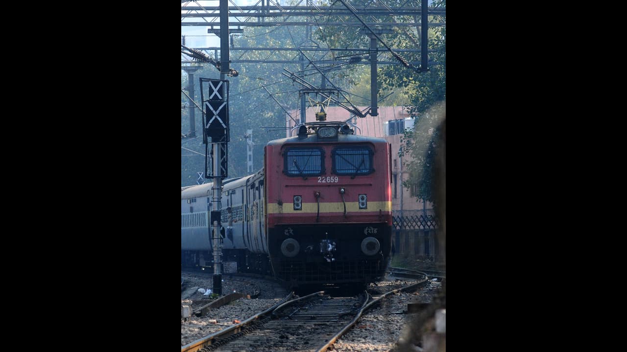 ട്രെയിനിൽ നിന്ന് വീണ് യുവതിക്ക് ദാരുണാന്ത്യം; അപകടം കുടുംബത്തിനൊപ്പം യാത്ര ചെയ്യുന്നതിനിടെ ട്രെയിനിൽ നിന്ന് വീണ് യുവതിക്ക് ദാരുണാന്ത്യം; അപകടം കുടുംബത്തിനൊപ്പം യാത്ര ചെയ്യുന്നതിനിടെ