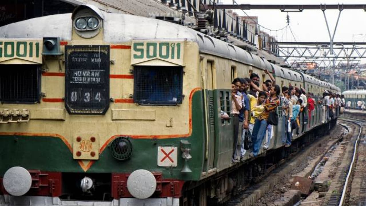 ട്രെയിനിലെ വനിതാകോച്ചുകളിൽ കയറി, അറസ്റ്റിലായത് 1400 ലധികം പുരുഷന്മാർ, 139 ൽ വിളിക്കണമെന്നും അധികൃതർ ട്രെയിനിലെ വനിതാകോച്ചുകളിൽ കയറി, അറസ്റ്റിലായത് 1400 ലധികം പുരുഷന്മാർ, 139 ൽ വിളിക്കണമെന്നും അധികൃതർ