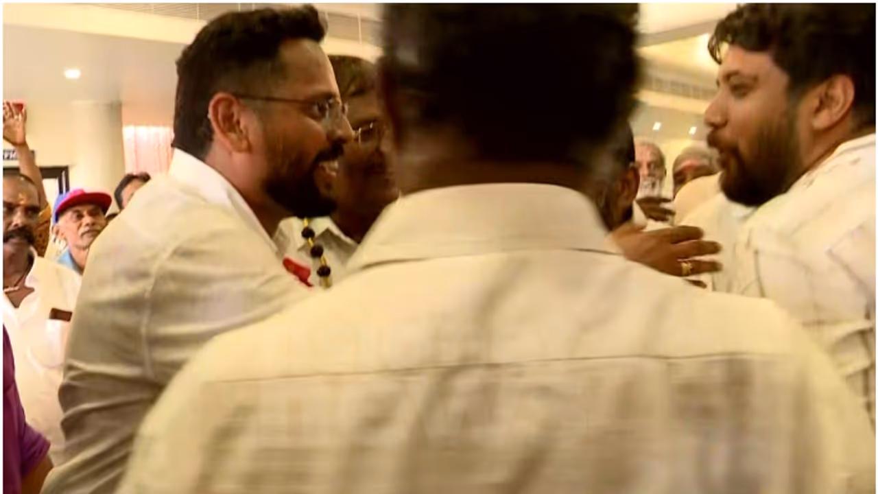 'ഷാഫീ... കൈ തന്നിട്ടുപോണം...രാഹുലേ....'; കല്യാണവേദിയിലും പിണക്കം, സരിന്റെ ഹസ്തദാനം നിരസിച്ച് രാഹുലും ഷാഫിയും