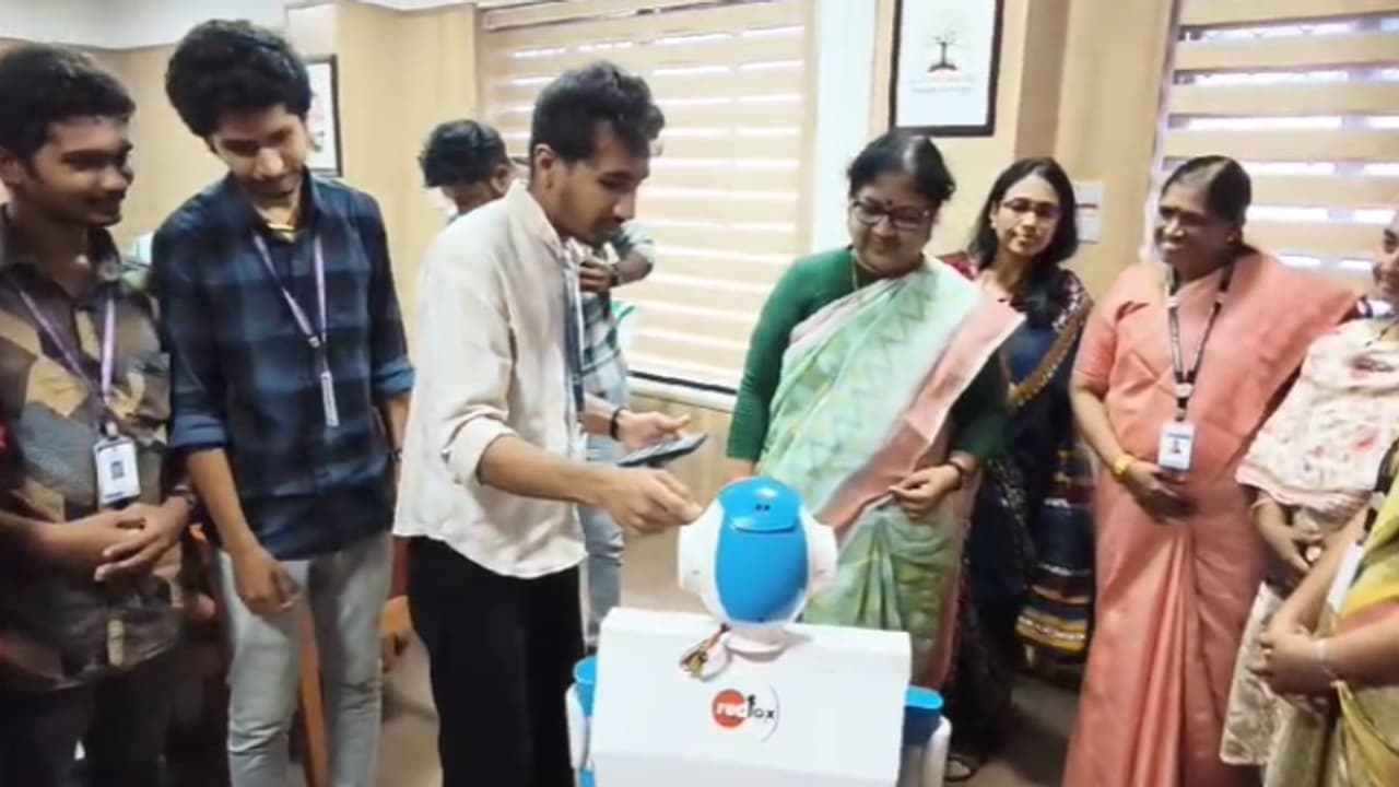 മലയാളവും ഇംഗ്ലീഷും സംസാരിക്കും, ചോദ്യങ്ങൾക്കെല്ലാം ഉത്തരവും റെഡി, മന്ത്രി ബിന്ദുവിനെ കാണാൻ എത്തിയ അതിഥി പൂപ്പി മലയാളവും ഇംഗ്ലീഷും സംസാരിക്കും, ചോദ്യങ്ങൾക്കെല്ലാം ഉത്തരവും റെഡി, മന്ത്രി ബിന്ദുവിനെ കാണാൻ എത്തിയ അതിഥി പൂപ്പി