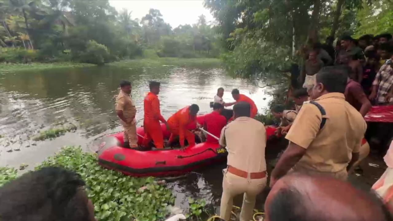 കൊല്ലത്ത് വള്ളം മറിഞ്ഞ് രണ്ട് യുവാക്കള്ക്ക് ദാരുണാന്ത്യം; രണ്ട് പേര് നീന്തി രക്ഷപ്പെട്ടു കൊല്ലത്ത് വള്ളം മറിഞ്ഞ് രണ്ട് യുവാക്കള്ക്ക് ദാരുണാന്ത്യം; രണ്ട് പേര് നീന്തി രക്ഷപ്പെട്ടു