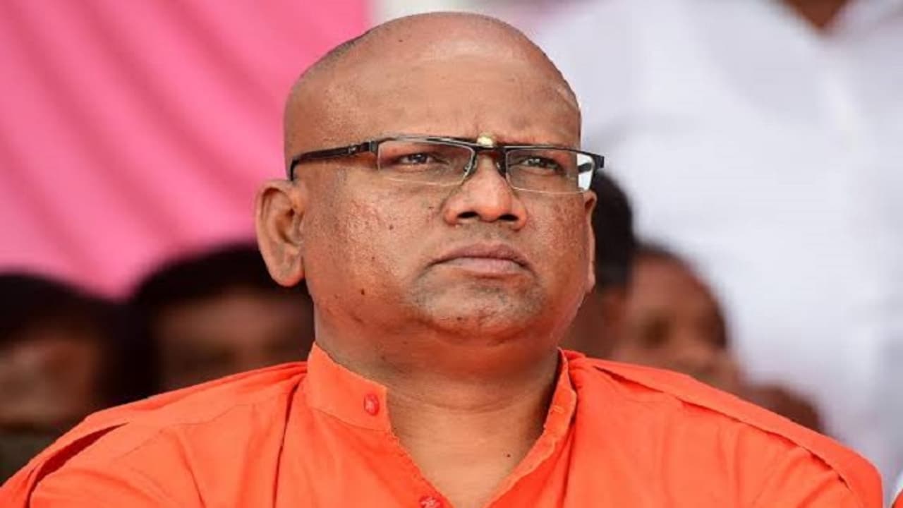 ಸಾರ್ವಜನಿಕ ಆಸ್ತಿ ಮೇಲೆ ವಕ್ಫ್ ಹಿಡಿತ ತಡೆಯಬೇಕು: ಮಾದಾರ ಚನ್ನಯ್ಯಶ್ರೀ ಸಾರ್ವಜನಿಕ ಆಸ್ತಿ ಮೇಲೆ ವಕ್ಫ್ ಹಿಡಿತ ತಡೆಯಬೇಕು: ಮಾದಾರ ಚನ್ನಯ್ಯಶ್ರೀ