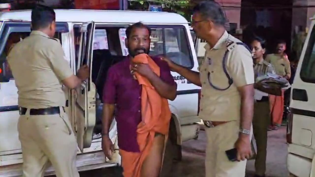 18 ലിറ്റർ ചാരായവും 300 ലിറ്റർ വാഷും, തിപ്പിലശ്ശേരി പാറപ്പുറത്ത് ചാരായവേട്ട; കടങ്ങോട് സ്വദേശി അറസ്റ്റിൽ 18 ലിറ്റർ ചാരായവും 300 ലിറ്റർ വാഷും, തിപ്പിലശ്ശേരി പാറപ്പുറത്ത് ചാരായവേട്ട; കടങ്ങോട് സ്വദേശി അറസ്റ്റിൽ