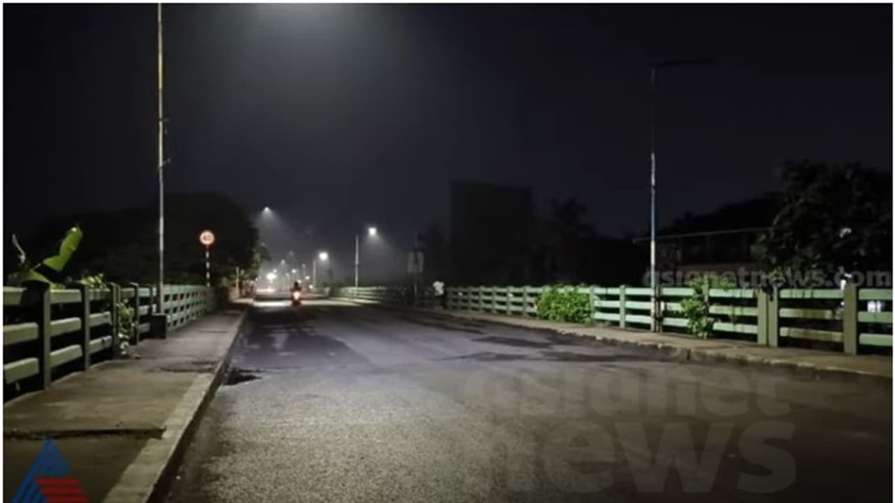 അറ്റകുറ്റപ്പണി പൂർത്തിയായി, കുണ്ടന്നൂർ– തേവര പാലം തുറന്നു അറ്റകുറ്റപ്പണി പൂർത്തിയായി, കുണ്ടന്നൂർ– തേവര പാലം തുറന്നു