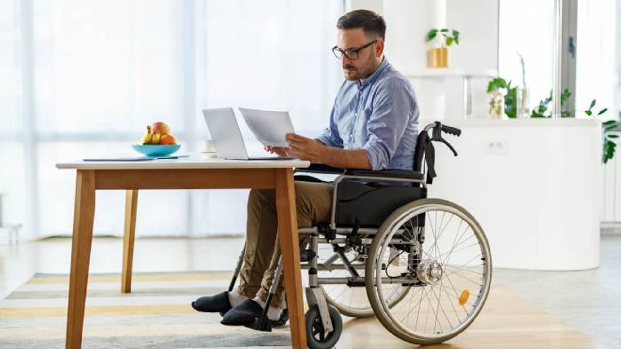 ഭിന്നശേഷിക്കാരനെന്ന് പോലും പരിഗണിച്ചില്ല, 'വർക്ക് ഫ്രം ഹോം' നിർത്തി ഓഫീസിലെത്താൻ പറഞ്ഞു, യുവാവിന്റെ പോസ്റ്റ് ഭിന്നശേഷിക്കാരനെന്ന് പോലും പരിഗണിച്ചില്ല, 'വർക്ക് ഫ്രം ഹോം' നിർത്തി ഓഫീസിലെത്താൻ പറഞ്ഞു, യുവാവിന്റെ പോസ്റ്റ്