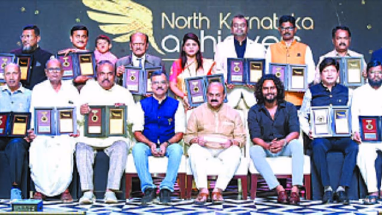 ಉತ್ತರ ಕರ್ನಾಟಕ ಸಾಧಕರಿಗೆ ಮುಂಬೈಯಲ್ಲಿ ಪ್ರಶಸ್ತಿ: ಬೊಮ್ಮಾಯಿ, ನಟ ನವೀನ ಶಂಕರರಿಂದ ಪ್ರದಾನ ಉತ್ತರ ಕರ್ನಾಟಕ ಸಾಧಕರಿಗೆ ಮುಂಬೈಯಲ್ಲಿ ಪ್ರಶಸ್ತಿ: ಬೊಮ್ಮಾಯಿ, ನಟ ನವೀನ ಶಂಕರರಿಂದ ಪ್ರದಾನ