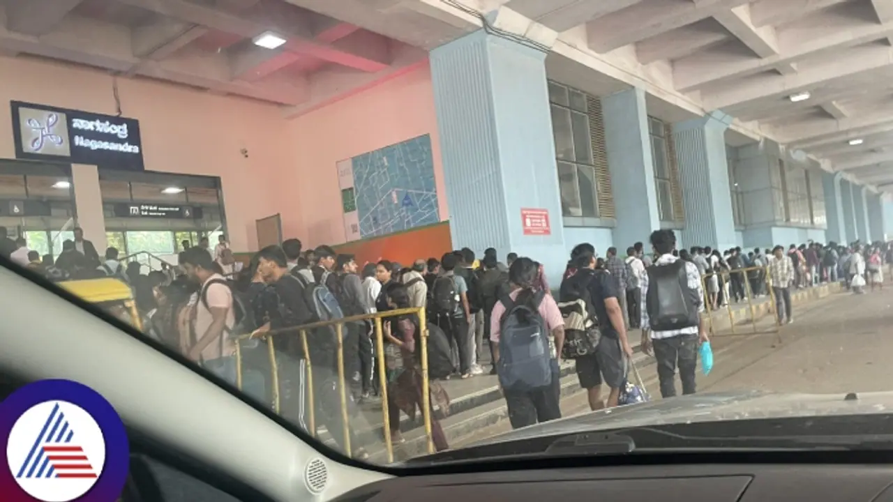 ಮೆಟ್ರೋ ರೈಲಿಗಾಗಿ 1 ಕಿಮೀ ಕ್ಯೂ ನಿಂತ ಪ್ರಯಾಣಿಕರು; ರಾಜಕಾರಣಿಗಳಿಗೆ ಕ್ಯಾಕರಿಸಿ ಉಗಿದ ಜನರು!