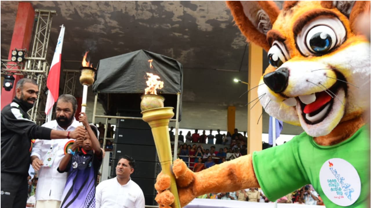 കൗമാരക്കുതിപ്പിന്റെ ആവേശത്തിൽ നാട്; പിആര് ശ്രീജേഷ് ദീപശിഖ തെളിയിച്ചു, സംസ്ഥാന സ്കൂള് കായികമേളയ്ക്ക് തുടക്കം കൗമാരക്കുതിപ്പിന്റെ ആവേശത്തിൽ നാട്; പിആര് ശ്രീജേഷ് ദീപശിഖ തെളിയിച്ചു, സംസ്ഥാന സ്കൂള് കായികമേളയ്ക്ക് തുടക്കം