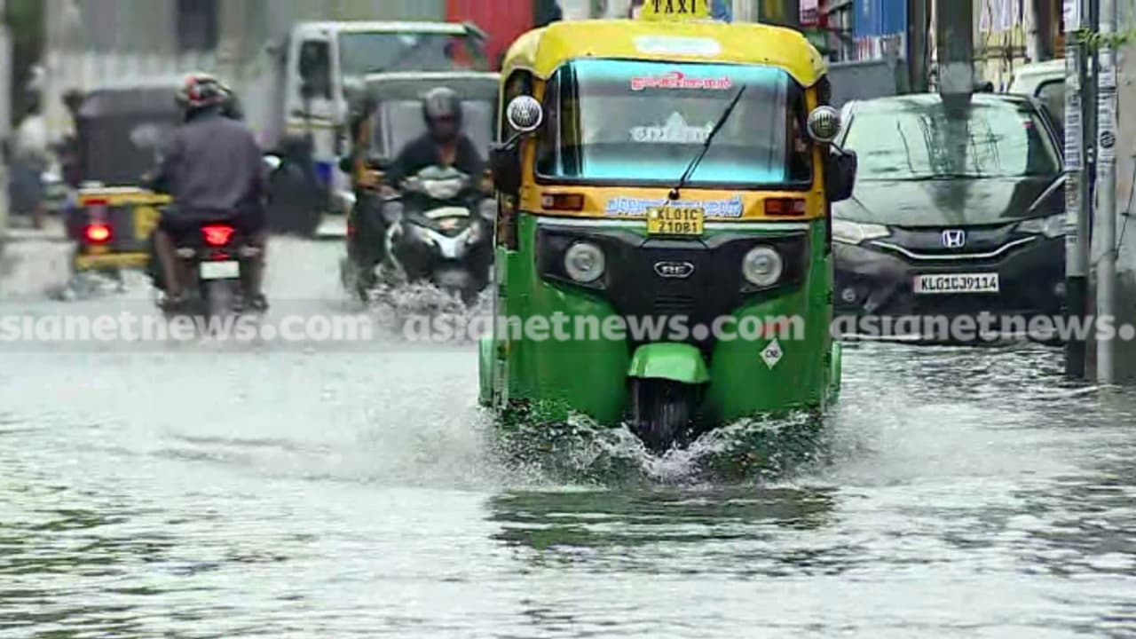 ഇടിയോട് കൂടി അതിശക്തമായ മഴ തുടരും; തിരുവനന്തപുരത്ത് ഓറഞ്ച് അലർട്ട് പ്രഖ്യാപിച്ച: 8 ജില്ലകളിൽ യെല്ലോ അലർട്ട് ഇടിയോട് കൂടി അതിശക്തമായ മഴ തുടരും; തിരുവനന്തപുരത്ത് ഓറഞ്ച് അലർട്ട് പ്രഖ്യാപിച്ച: 8 ജില്ലകളിൽ യെല്ലോ അലർട്ട്