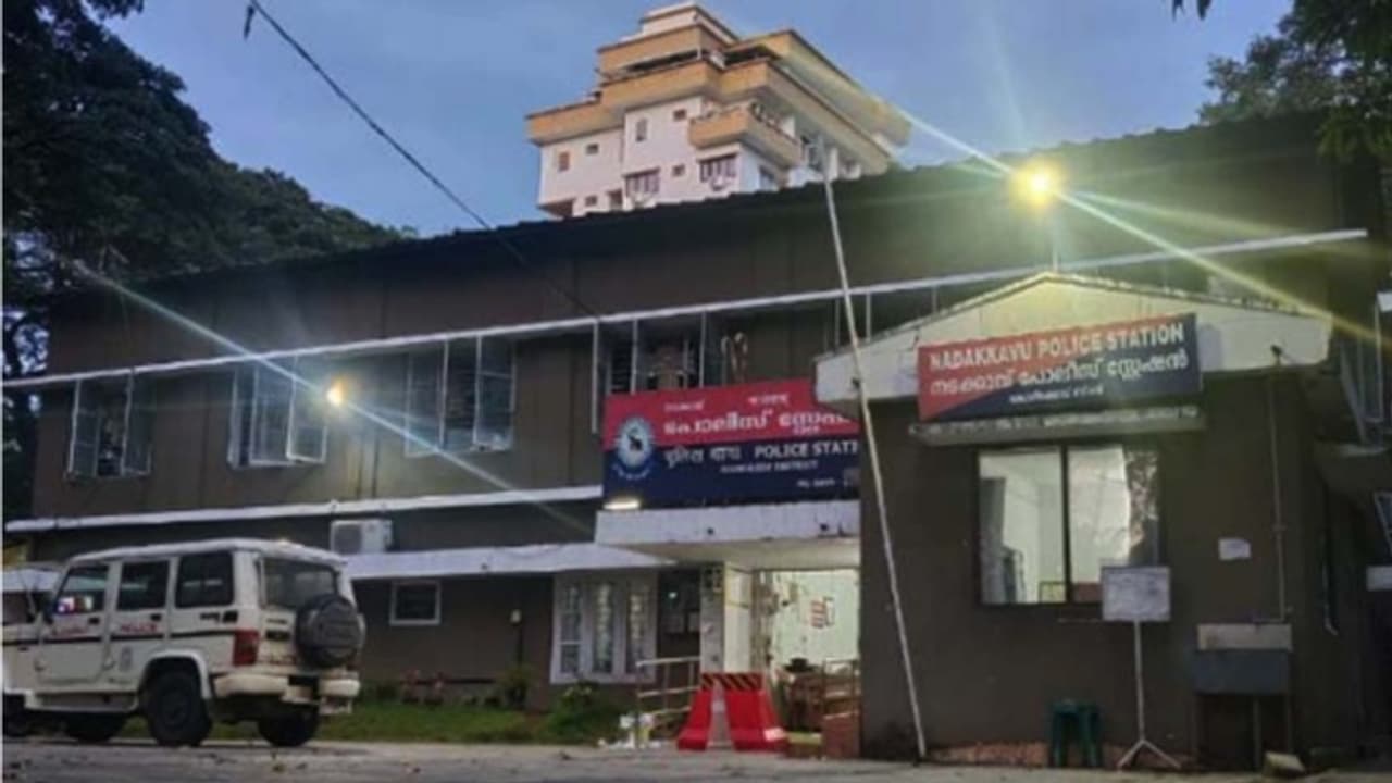 സുഹൃത്തിനെ കാണാനില്ല, അർദ്ധരാത്രി യുവാവിന്റെ ഫോൺ, മെസേജും കൈമാറി; പൊലീസിന്റെ ചടുലനീക്കത്തിൽ ജീവിതത്തിലേക്ക് സുഹൃത്തിനെ കാണാനില്ല, അർദ്ധരാത്രി യുവാവിന്റെ ഫോൺ, മെസേജും കൈമാറി; പൊലീസിന്റെ ചടുലനീക്കത്തിൽ ജീവിതത്തിലേക്ക്