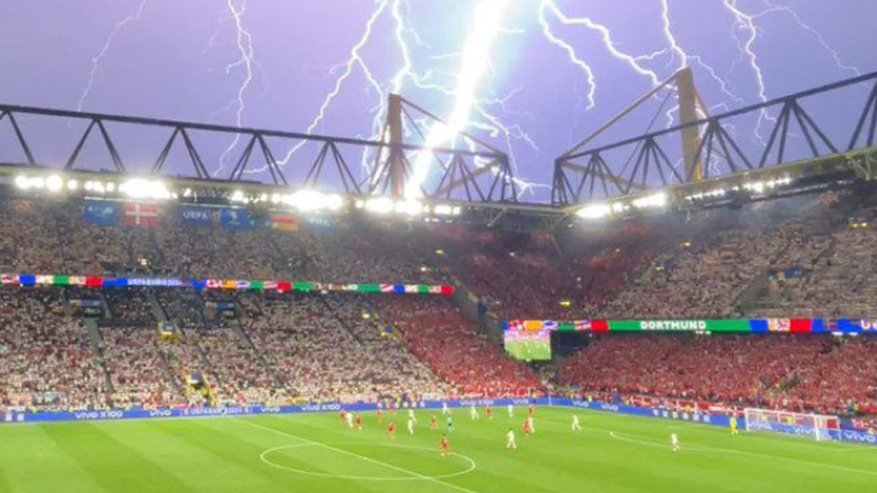 கால்பந்து மைதானம்; மின்னல் தாக்கியதில் உடல் கருகி ஒரு வீரர் பலி வெளியான அதிர்ச்சி வீடியோ!