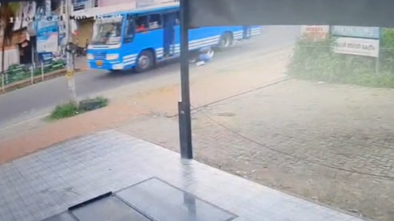 വാതിൽ അടയ്ക്കാതെ ഓടിക്കൊണ്ടിരുന്ന ബസിൽനിന്ന് യുവതി പുറത്തേക്ക് തെറിച്ചുവീണു; അപകടം ബൈപ്പാസിലെ വളവിൽ വെച്ച് വാതിൽ അടയ്ക്കാതെ ഓടിക്കൊണ്ടിരുന്ന ബസിൽനിന്ന് യുവതി പുറത്തേക്ക് തെറിച്ചുവീണു; അപകടം ബൈപ്പാസിലെ വളവിൽ വെച്ച്