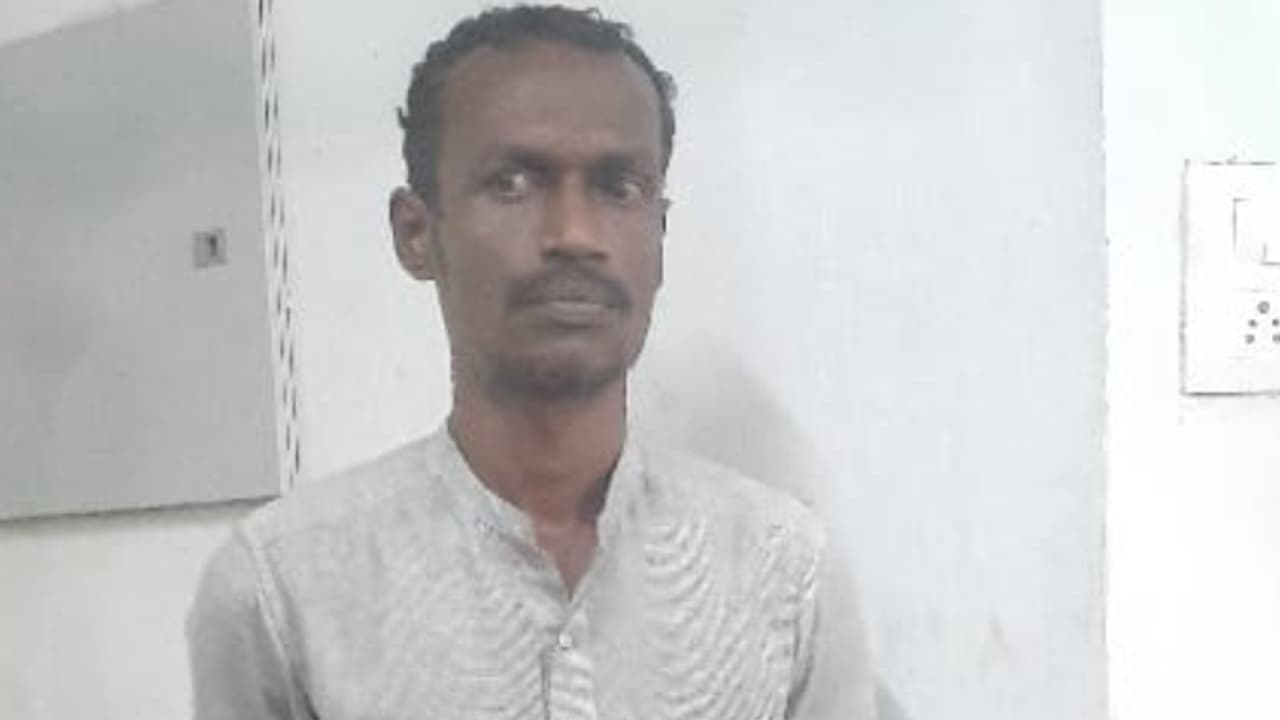 ദമ്പതികളെ കൊല്ലുമെന്ന് ഭീഷണി പിന്നാലെ മകനെ കല്ലെറിഞ്ഞ് പരിക്കേല്പ്പിച്ചു; 3 വര്ഷമായി ഒളിവിൽ, യുവാവ് പിടിയിൽ ദമ്പതികളെ കൊല്ലുമെന്ന് ഭീഷണി പിന്നാലെ മകനെ കല്ലെറിഞ്ഞ് പരിക്കേല്പ്പിച്ചു; 3 വര്ഷമായി ഒളിവിൽ, യുവാവ് പിടിയിൽ