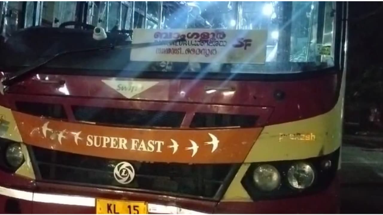 ബസ്സിന് കല്ലെറിഞ്ഞ കേസില് ജാമ്യത്തിലിറങ്ങി, വീണ്ടും കെഎസ്ആർടിസി ബസ്സിന്റെ ചില്ല് തകർത്തു; യുവാവ് പിടിയിൽ ബസ്സിന് കല്ലെറിഞ്ഞ കേസില് ജാമ്യത്തിലിറങ്ങി, വീണ്ടും കെഎസ്ആർടിസി ബസ്സിന്റെ ചില്ല് തകർത്തു; യുവാവ് പിടിയിൽ
