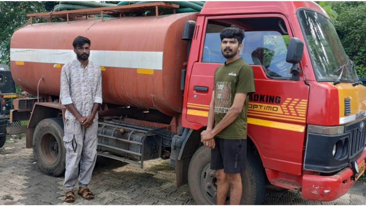 ശുചിമുറി മാലിന്യം ലോറിയില്‍ കയറ്റി പൊതുസ്ഥലങ്ങളിൽ ഒഴുക്കുന്നത് പതിവാക്കി; യുവാക്കളെ കൈയോടെ പിടികൂടി
