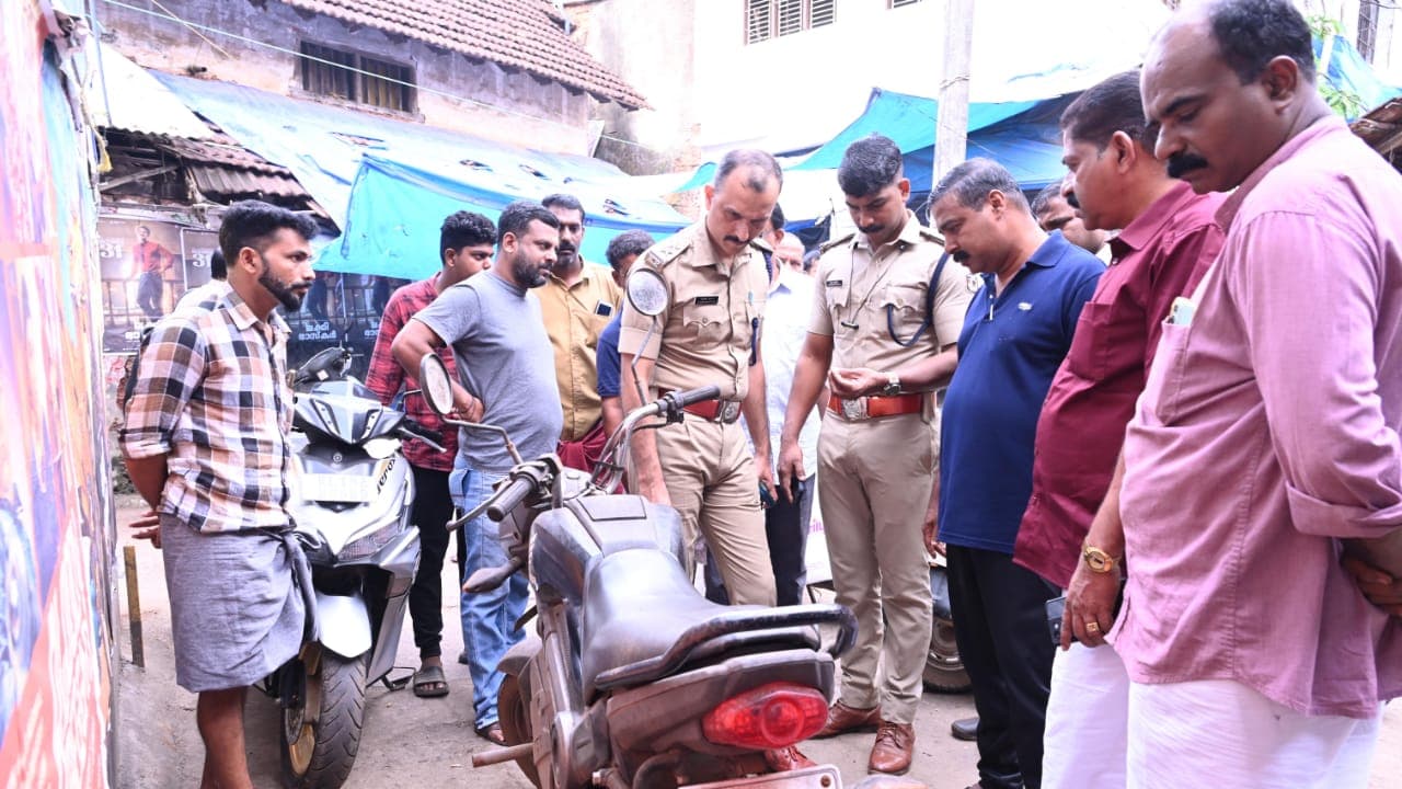 സിസിടിവി തകര്‍ത്തും പൂട്ട് പൊളിച്ചും ഒറ്റ രാത്രി കൊണ്ട് 14 സ്ഥലങ്ങളിൽ മോഷണം; ഒരിടത്ത് മോഷ്ടാവിന്റെ രക്തക്കറയും