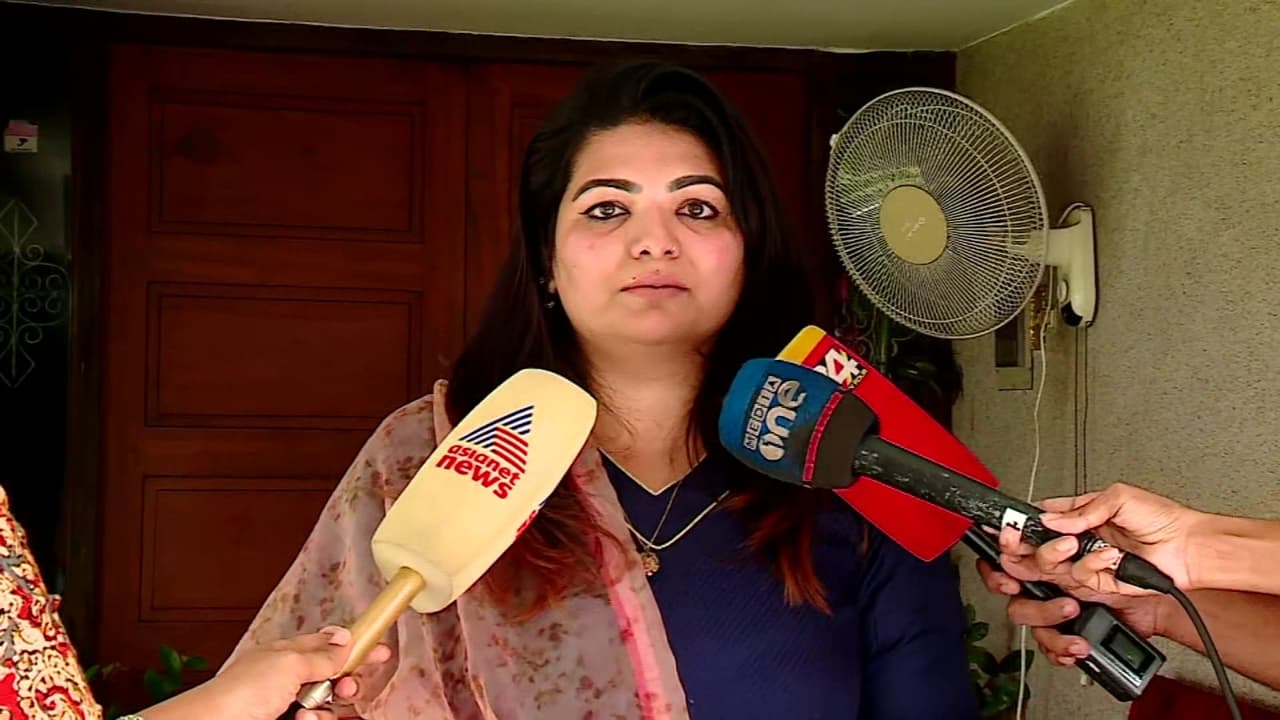 'നിന്നെ ഇനി മലയാള സിനിമ ചെയ്യിപ്പിക്കില്ല', ബി ഉണ്ണികൃഷ്ണന് ഓർമ്മപ്പിശകെന്ന് സാന്ദ്ര തോമസ് 