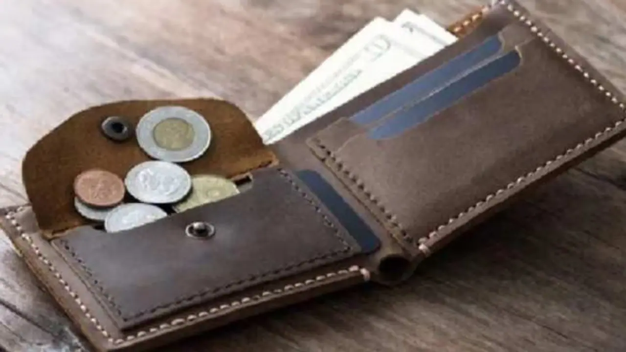 7 things to keep in your purse for financial prosperity
