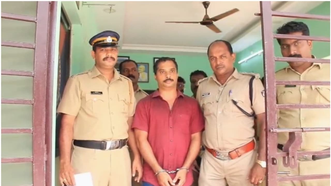 ആദ്യം വഴി ചോദിച്ചു, ബസ് കാത്തു നിന്ന വയോധികയെ നിർബന്ധിച്ച് കാറിൽ കയറ്റി, വഴിയിൽ വെച്ച് ആഭരണം കവർന്നു; അറസ്റ്റ് ആദ്യം വഴി ചോദിച്ചു, ബസ് കാത്തു നിന്ന വയോധികയെ നിർബന്ധിച്ച് കാറിൽ കയറ്റി, വഴിയിൽ വെച്ച് ആഭരണം കവർന്നു; അറസ്റ്റ്