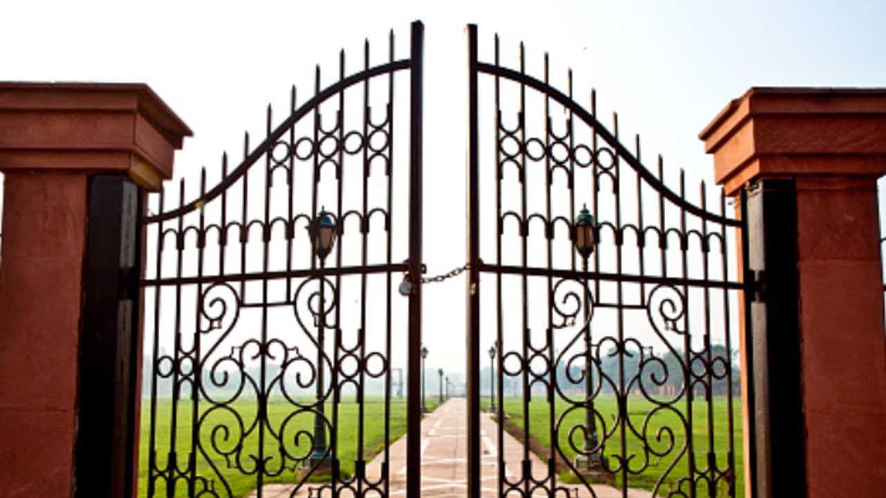 കളിച്ചുകൊണ്ടിരിക്കെ സ്കൂളിന്റെ ഇരുമ്പ് ഗേറ്റ് തകർന്നു ദേഹത്ത് വീണു, 6 വയസുകാരന് ദാരുണാന്ത്യം കളിച്ചുകൊണ്ടിരിക്കെ സ്കൂളിന്റെ ഇരുമ്പ് ഗേറ്റ് തകർന്നു ദേഹത്ത് വീണു, 6 വയസുകാരന് ദാരുണാന്ത്യം